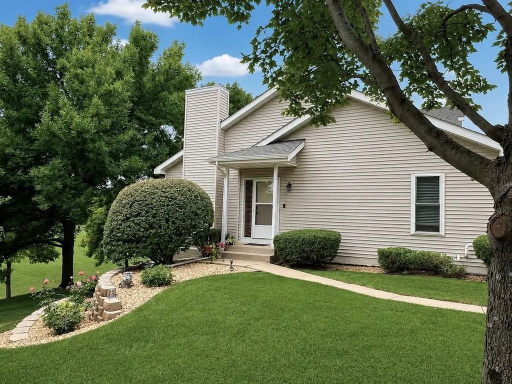 10295 Arrowwood Drive, Eden Prairie