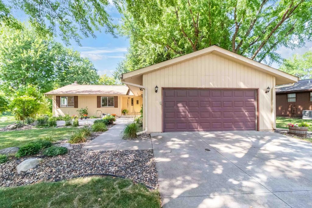 17801 Jaguar Path, Lakeville