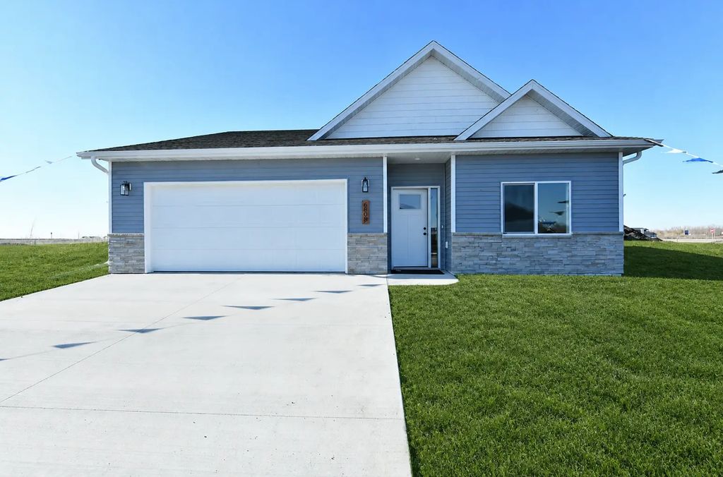 2607 36th Avenue S, Moorhead
