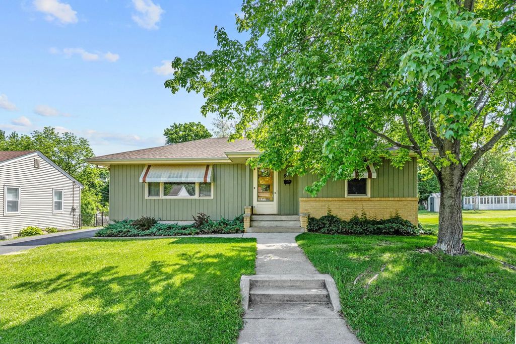 845 Spencer Street S, Shakopee