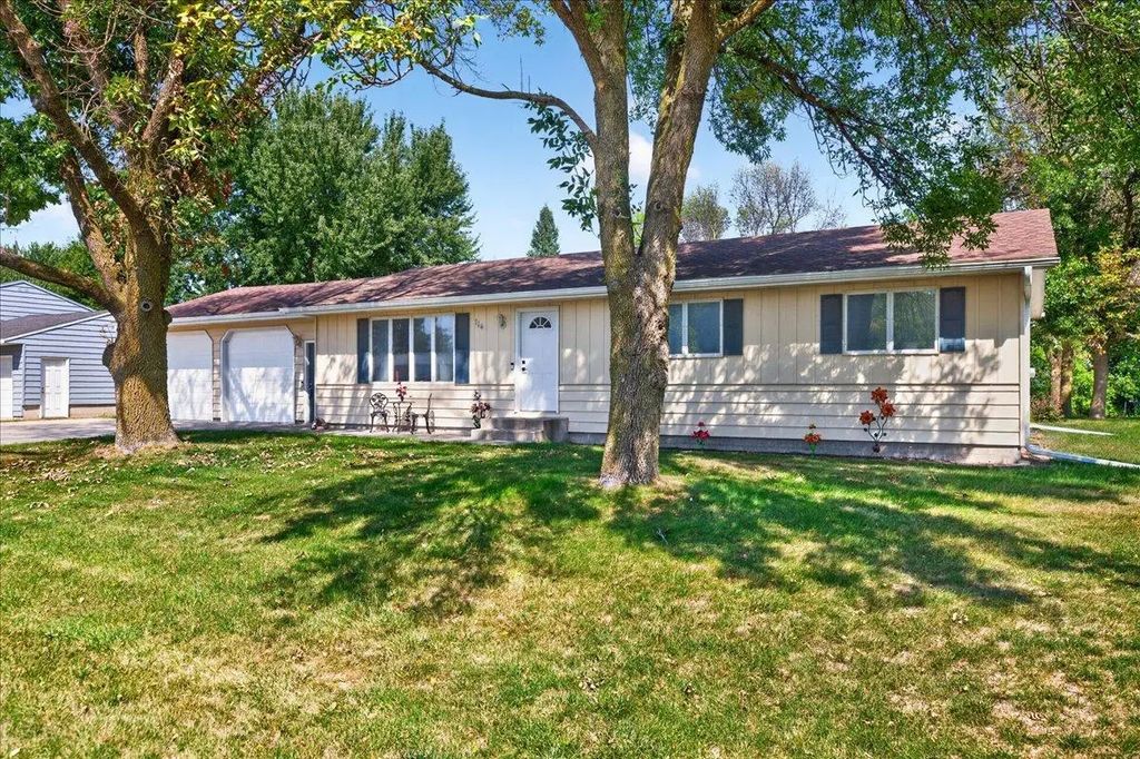 114 8th Avenue Nw, Lonsdale