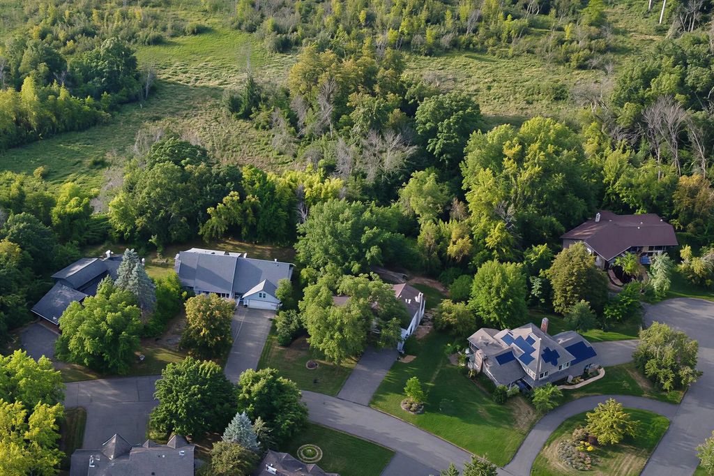 20 Deer Hills Drive, North Oaks