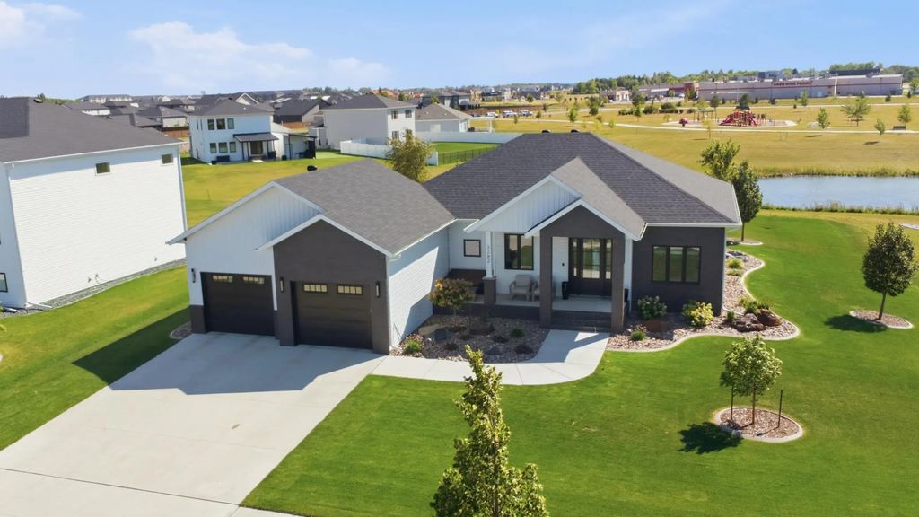 3282 47th Avenue S, Fargo