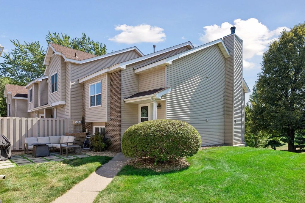 10237 Arrowwood Drive, Eden Prairie