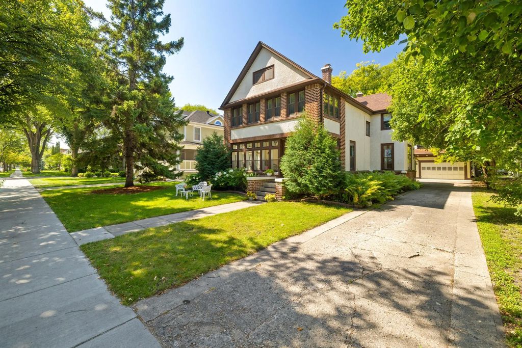 911 8th Street S, Fargo
