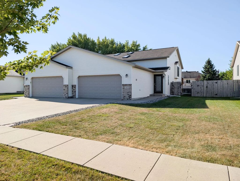 707 14th Avenue E, West Fargo