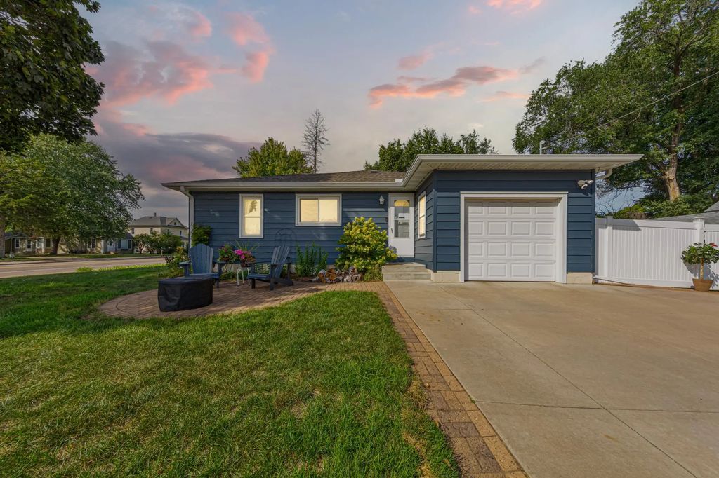 20580 Holyoke Avenue, Lakeville
