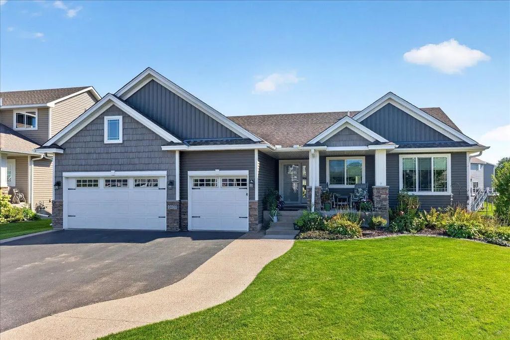 2020 Red Oak Lane, Hugo