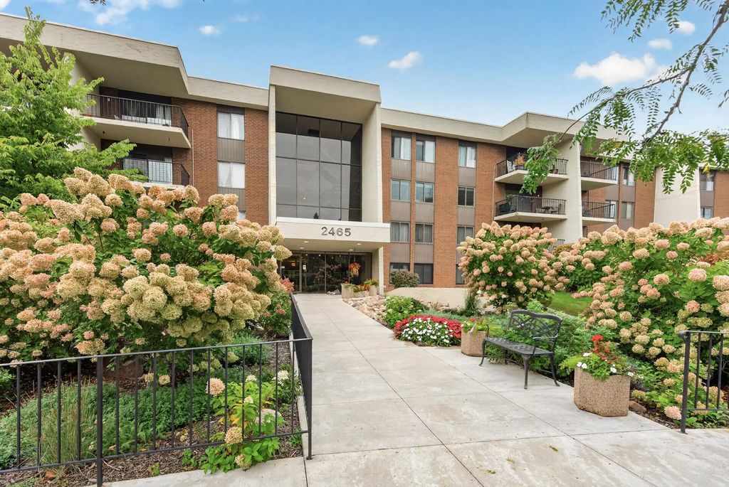 2465 Londin Lane E 212, Maplewood
