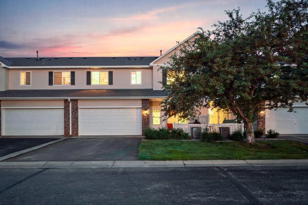 624 Tamarack Trail, Farmington