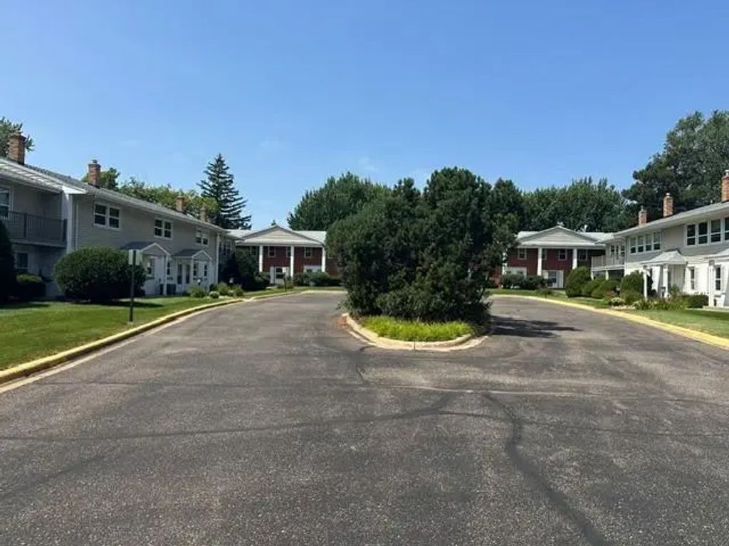1366 Colonial Drive 1366, Roseville