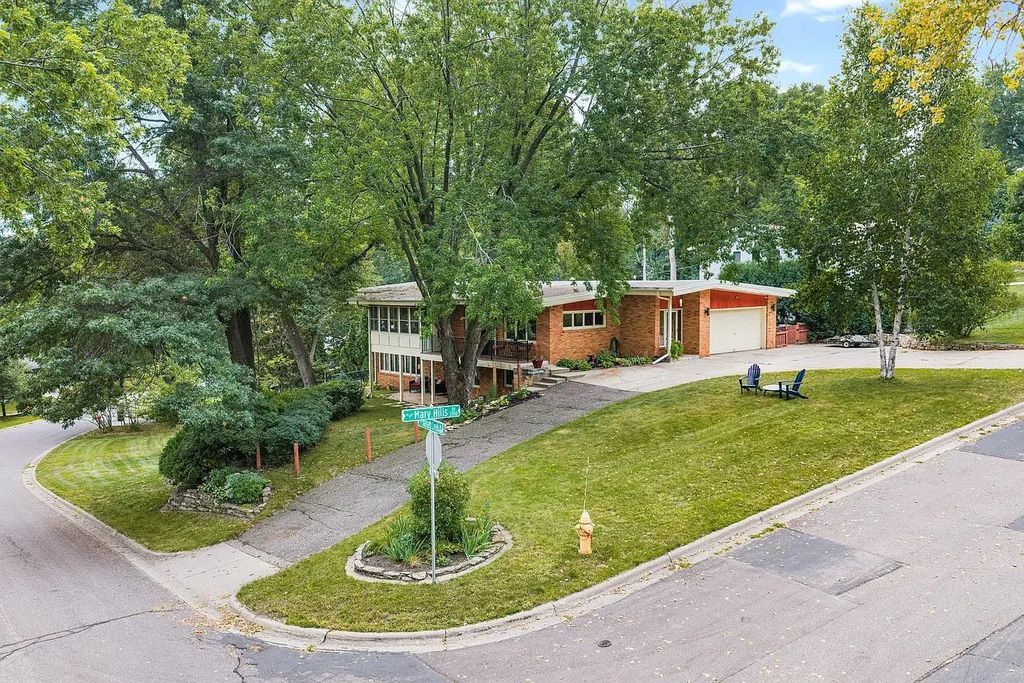 2212 Mary Hills Drive, Golden Valley