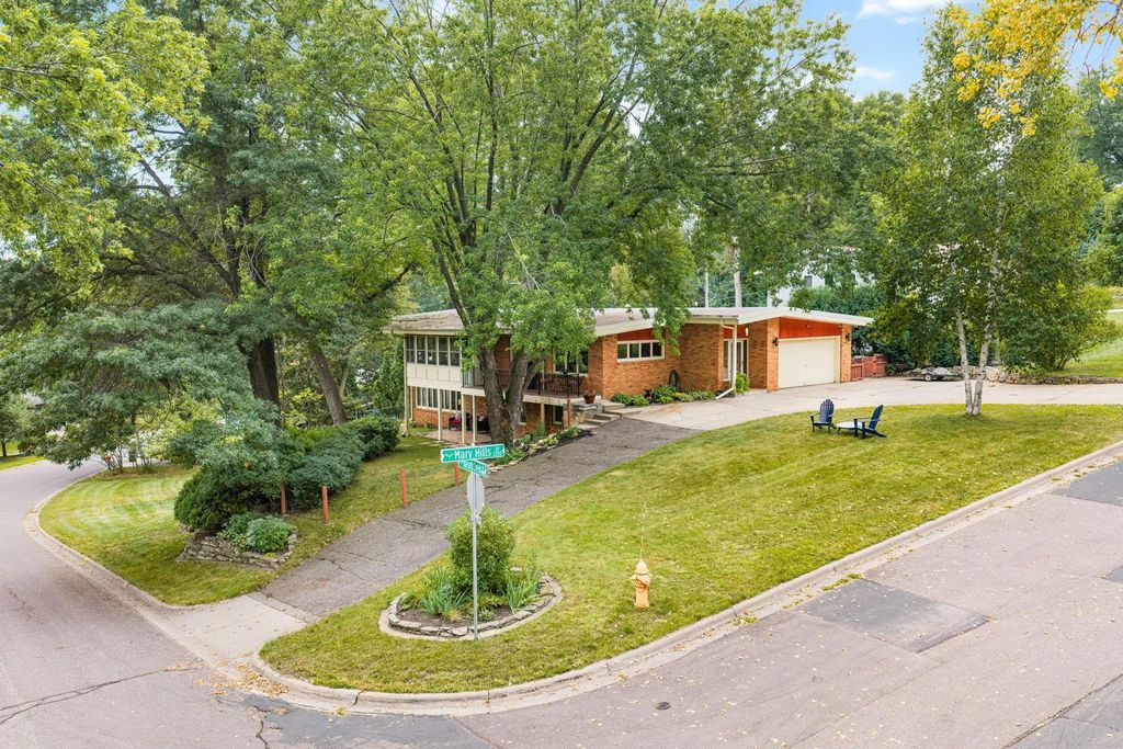 2212 Mary Hills Drive, Golden Valley