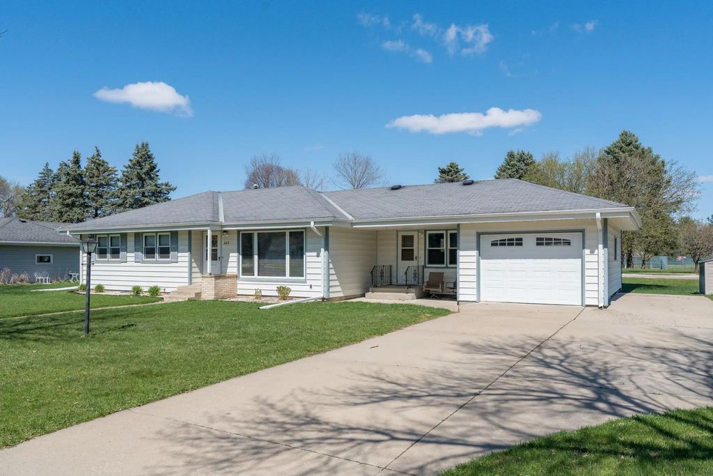 209 Hillcrest Way, Le Sueur