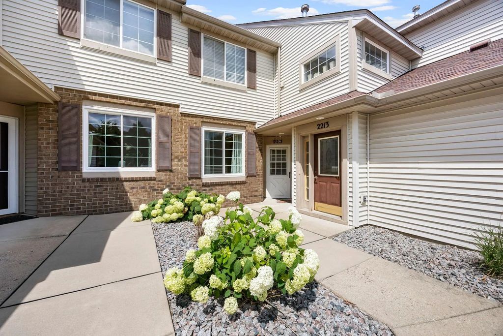 2215 White Water Way, Eagan