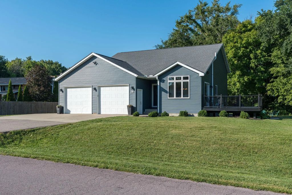 200 Mapleridge Drive, Mankato