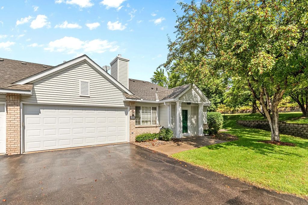 15202 Greenhaven Way, Burnsville