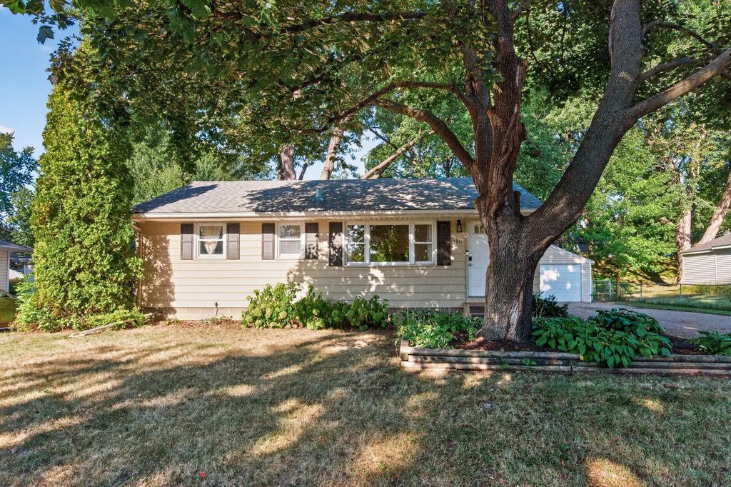 180 Grenadier Avenue N, Oakdale
