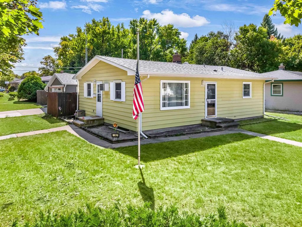 1921 N 10th Avenue N, Moorhead