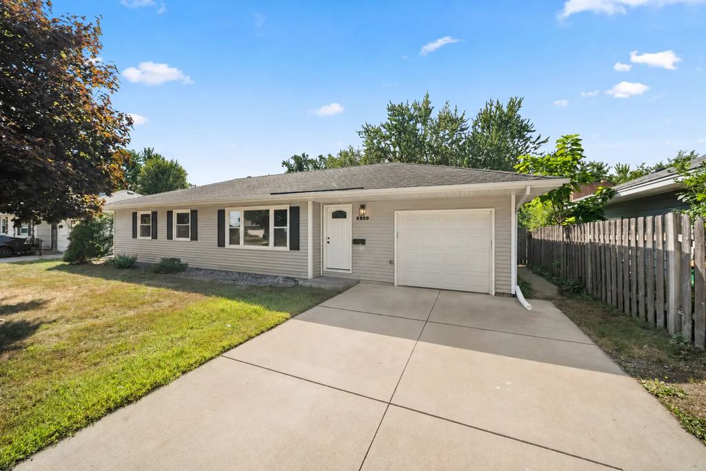 6809 Dudley Avenue N, Crystal