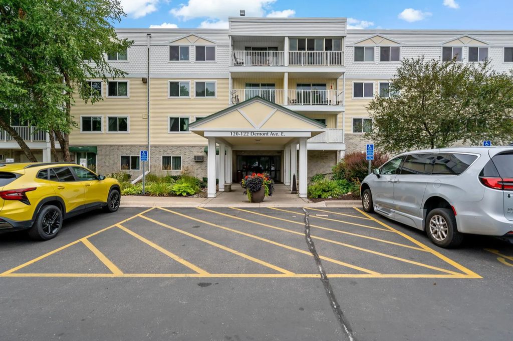 132 Demont Avenue E 325, Little Canada