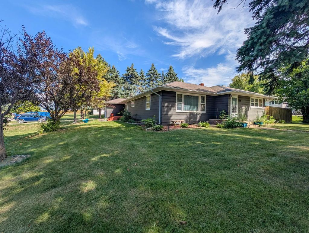 220 2nd Avenue Nw, Rothsay