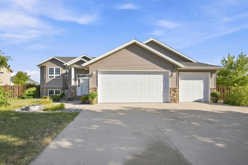 616 Lexington Lane, Moorhead