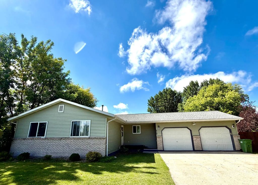 313 10th Avenue Ne, Roseau
