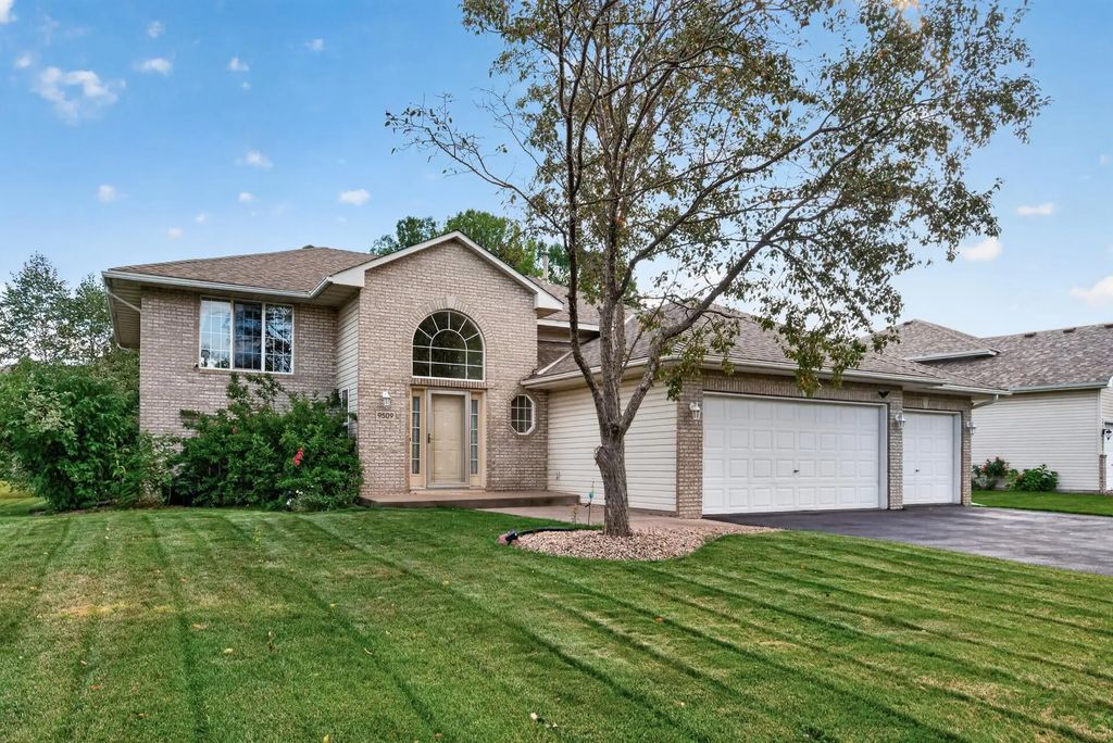 9509 Dogwood Avenue N, Brooklyn Park