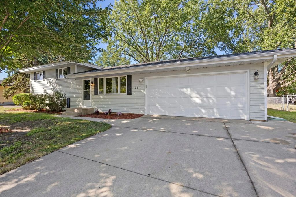 901 Sunny Lane, Anoka