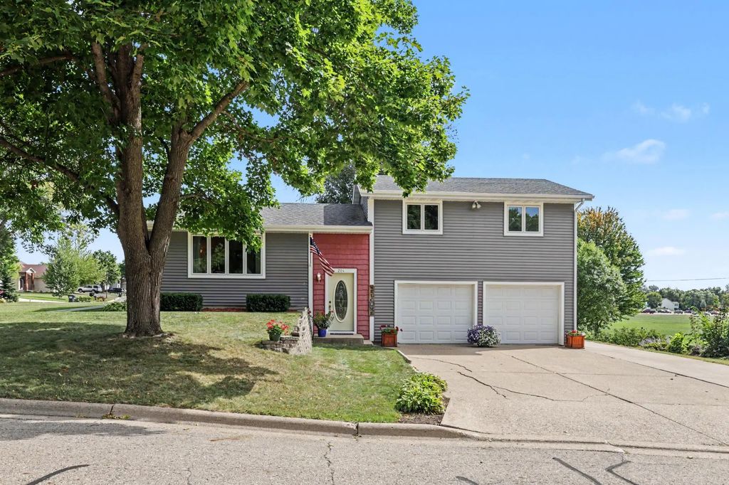214 5th Avenue Ne, Lonsdale