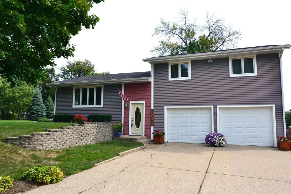 214 5th Avenue Ne, Lonsdale