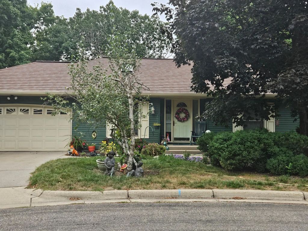 608 Chateau Circle, Burnsville