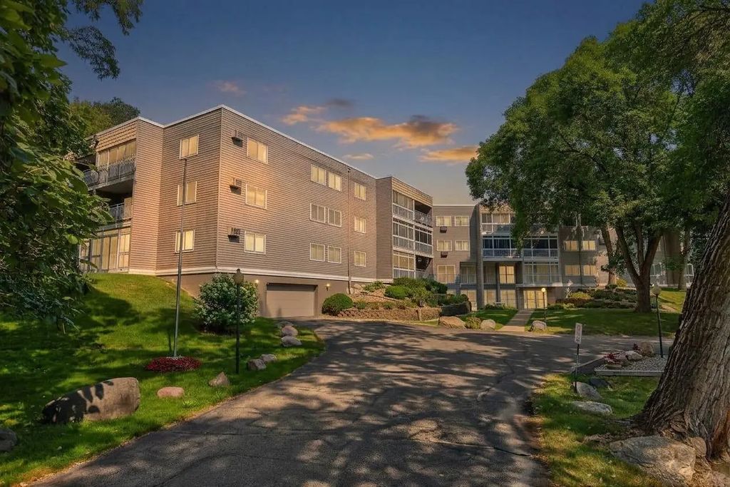 135 Viking Drive E 309, Little Canada