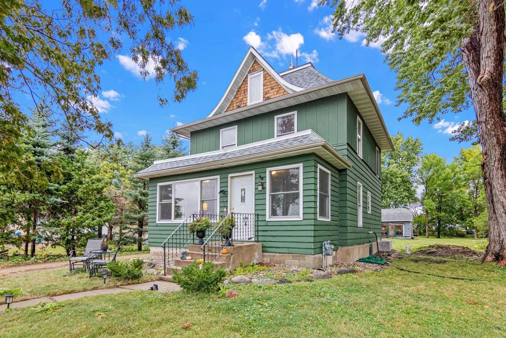 1104 Main Street W, Silver Lake