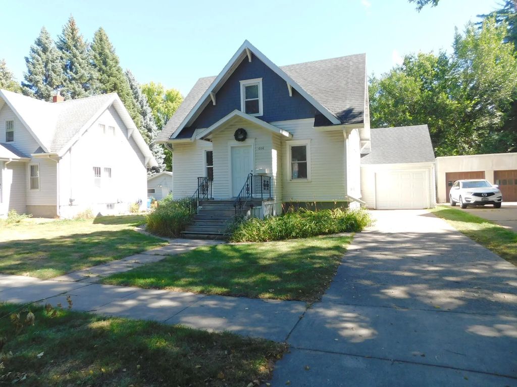 606 5th Street S, Moorhead