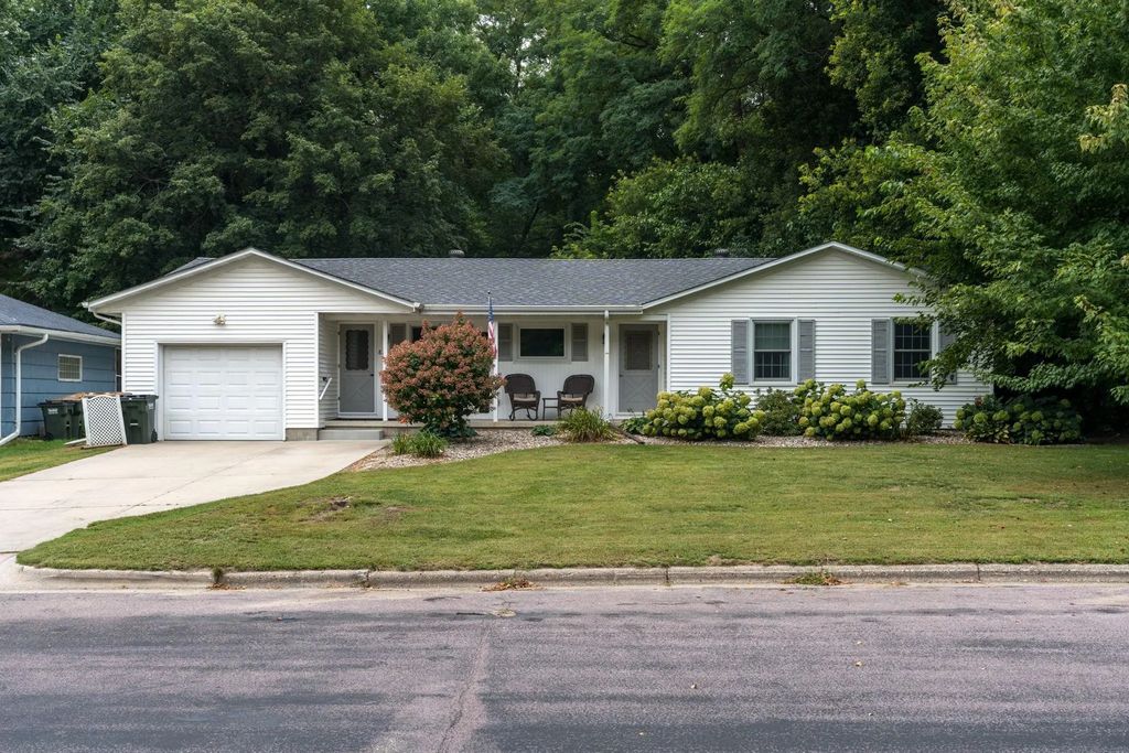 828 Lower Johnson Circle, Saint Peter