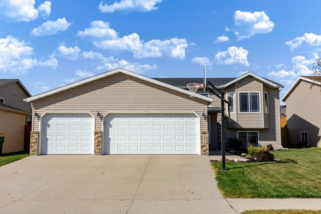 802 18th Avenue W, West Fargo