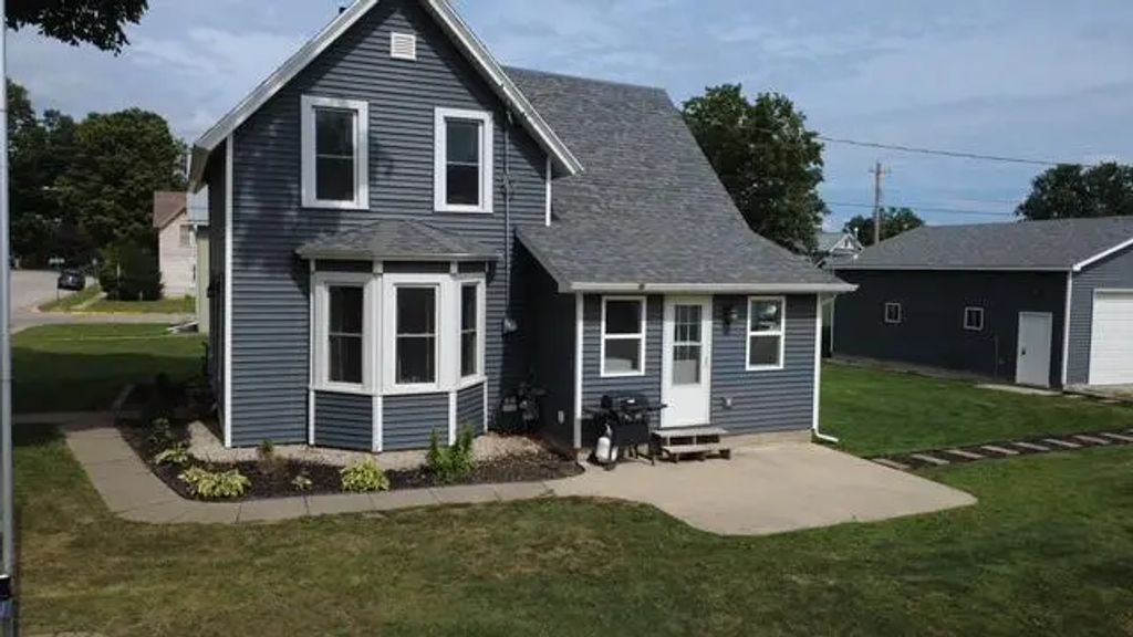 214 Maple Street N, Mabel