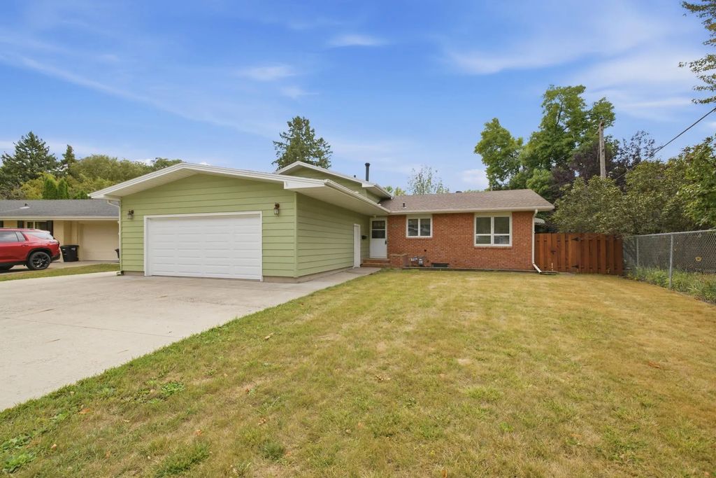 2807 Edgewood Drive N, Fargo