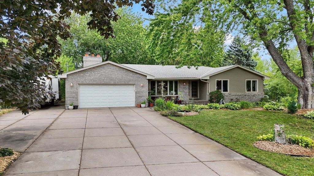 13720 Vinewood Lane N, Dayton