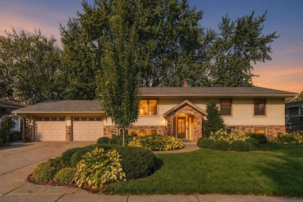 2749 Hilltop Court, North Saint Paul