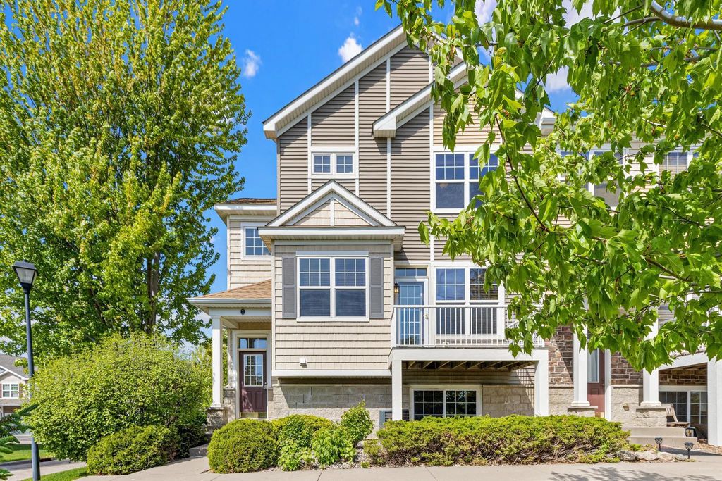 1802 Colonial Lane 1, Chanhassen