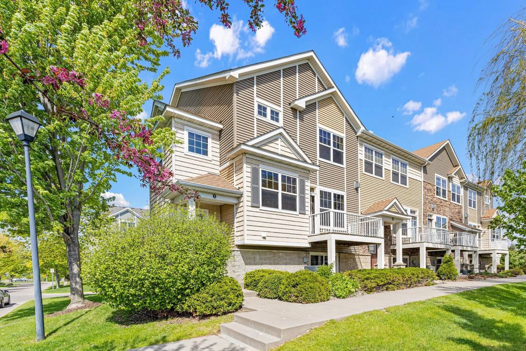 1802 Colonial Lane 1, Chanhassen