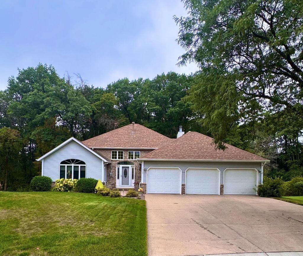 1579 Mary Street N, Maplewood