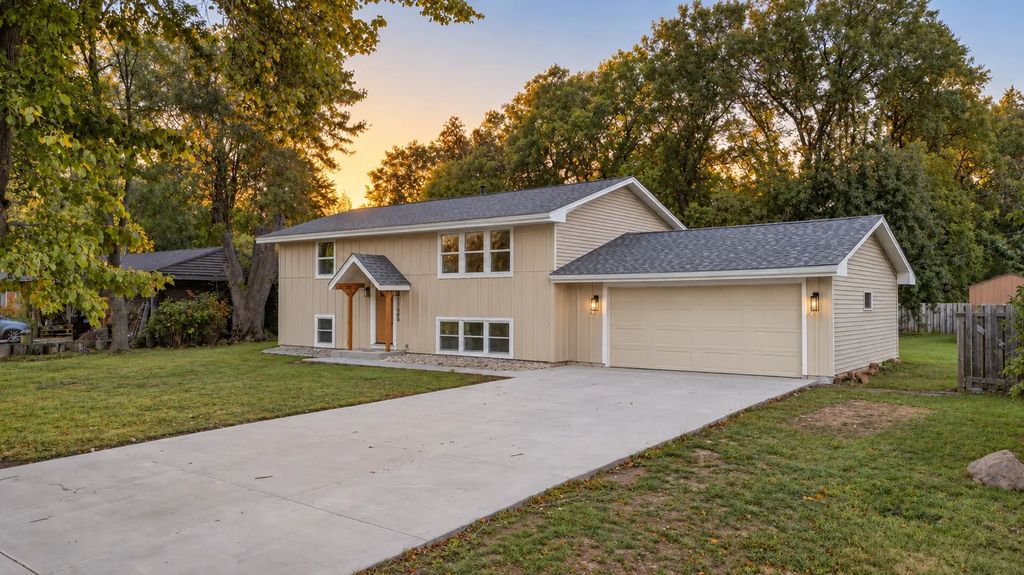 11608 Utah Avenue N, Champlin