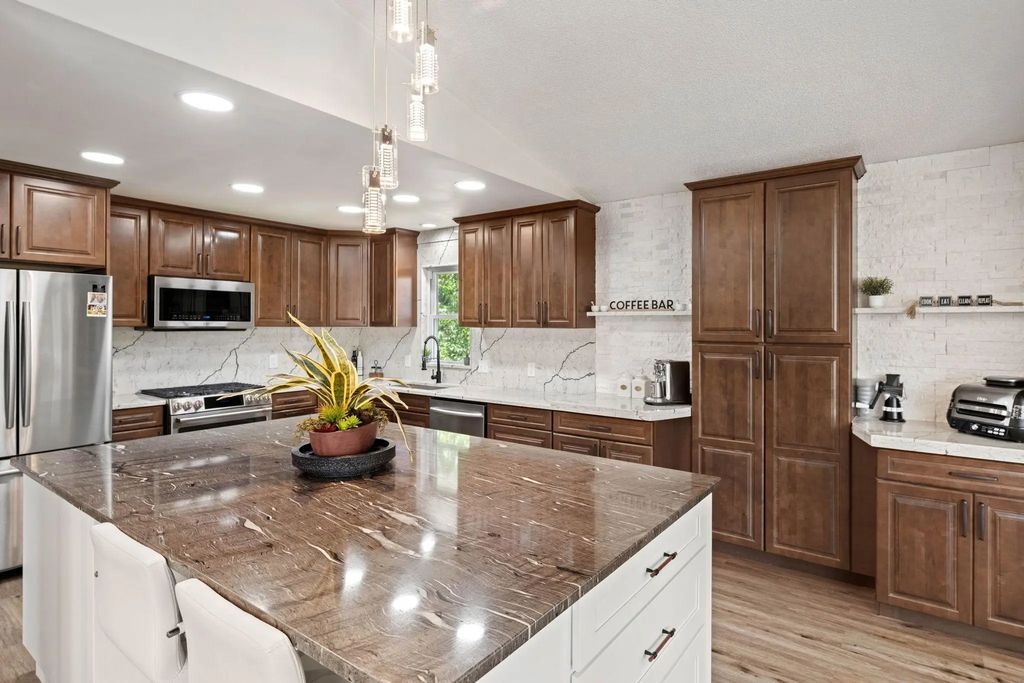 7712 N College Park Drive, Brooklyn Park