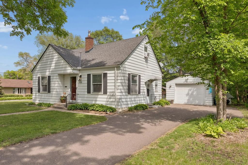 133 Ridgewood Drive, Hopkins