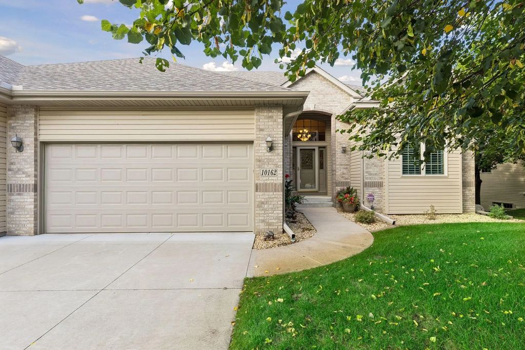 10162 Chestnut Circle N, Brooklyn Park