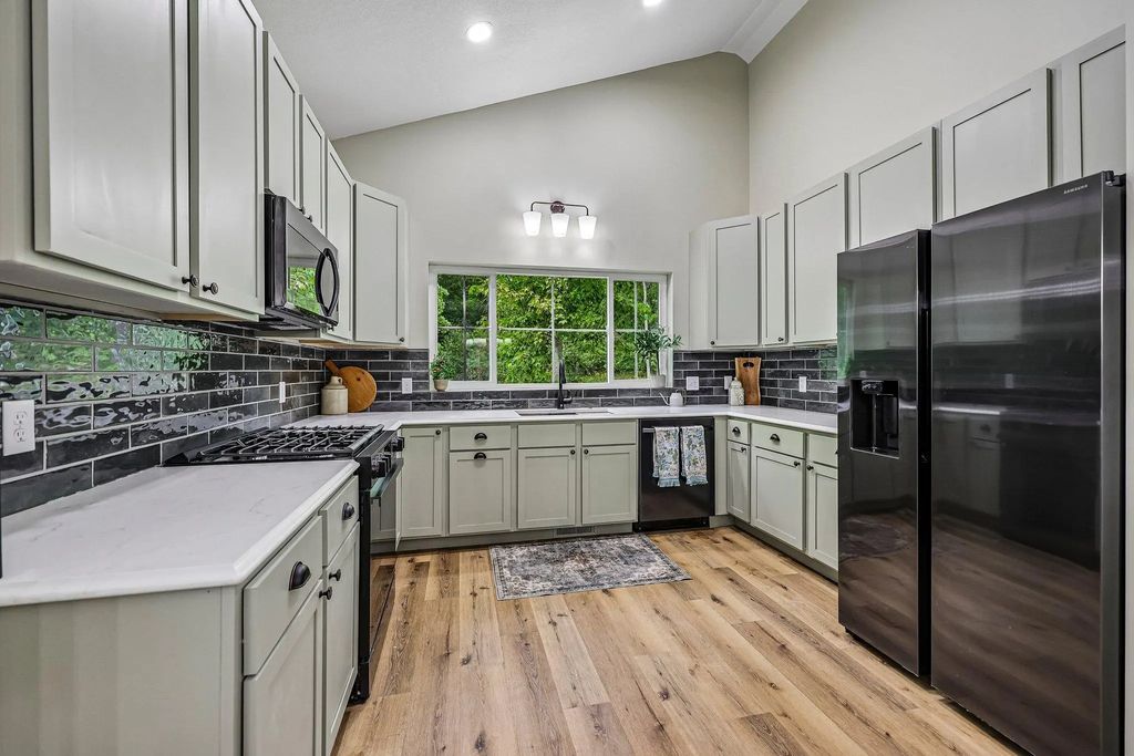 8631 241st Avenue Ne, Stacy